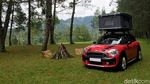 Asyik, Tiduran dalam Kemah di Atap Mobil