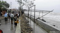 Dikatakan Nurokhman, selain merendam pemukiman warga, air laut juga menghanyutkan warung-warung semi permanen yang berada di tepi pantai. Foto: Robby Bernardi. Foto: Robby Bernardi/detikcom