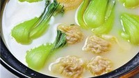 Bosan dengan sup ayam biasa, coba kombinasikan dengan pangsit dan bokchoy. Rasanya lebih mantap!Foto: China Daily
