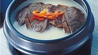Daging sapi dimasak dalam tembikar dengan api kecil. Rasanya jadi gurih meresap dan enak dimakan hangat.  Foto: China Daily