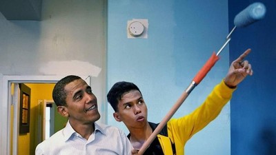 Pria Ini Ajari Obama Ngecat hingga Ada di Pundak Tom Cruise