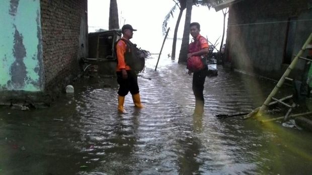 Ombak Palabuhanratu Masih Ngamuk, Warga Seputar Pantai Mengungsi