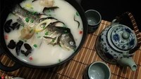 Sup ikan bisa jadi makanan ampuh mengusir dingin. Crucian carp soup yang dibuat menggunakan ikan kerapu ini semakin sedap dengan tambahan jamur kuping hitam. Foto: China Daily