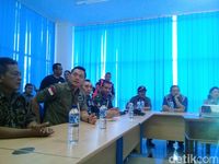 SBY Sekeluarga Rapat Bareng Soekarwo di Posko Bencana Pacitan