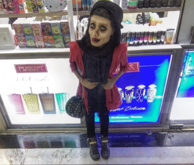 Alih-alih jadi mirip Angelina Jolie, Sahar Tabar justru disebut netizen mirip zombie. Ada pula yang menyebutnya seperti tengkorak dan karakter film animasi The Corpse Bride. Foto: Dok. Instagram