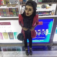 Alih-alih jadi mirip Angelina Jolie, Sahar Tabar justru disebut netizen mirip zombie. Ada pula yang menyebutnya seperti tengkorak dan karakter film animasi The Corpse Bride. Foto: Dok. Instagram