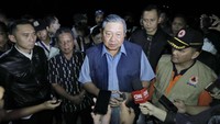 Bencana banjir dan tanah longsor di Pacitan membuat rumah SBY di Ploso juga kebanjiran. SBY yakin dan percaya pemerintahan Joko Widodo mampu melakukan penanganan bencana. Saya yakin pak Jokowi dan jajarannya termasuk gubernur dan jajaran ya membantu mengatasi, kata SBY. (Foto: Anung Anindito)