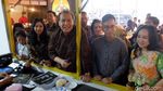 Foto: Bertemu di Transmart Sukoharjo, CT dan Gibran Santap Markobar