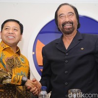 Gaya hidup mewah tak melulu dipamerkan lewat tas atau perhiasan seperti kalung dan gelang, jam tangan pun bisa menunjukkan status sosial seseorang. Seperti Setya Novanto yang mengoleksi jam tangan bermerek Richard Mille yang dibanderol miliaran rupiah. Selain milik Setya Novanto, inilah 7 jam tangan Richard Mille termahal yang pernah dibuat. Foto: Ari Saputra/detikcom