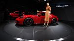 Anggunnya Sharapova di Dalam Porsche Merah