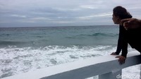 Rasa lelah dari wajahnya pun sirna seketika. Laut sudah seperti ‘home’ bagi Menteri Susi.