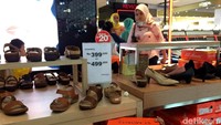 Diskon yang diberikan oleh Matahari yang akan tutup ini cukup besar, sehingga harga yang dibanderol untuk barang sangat murah.