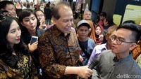 Tampak pengunjung Transmart langsung heboh meminta berfoto kepada keduanya. Namun CT langsung menengahi.