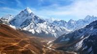 Budaya yang kental dan suasana eksotik tak pernah meninggalkan Nepal. Bendera-bendera doa yang ada di sepanjang gunung membuat Nepal semakin mempesona. Tak hanya budaya, bangunan Nepal juga punya ciri khas. Kamu akan dibuat betah untuk hunting foto (Thinsktock)