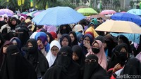 Ada yang membawa payung. Foto: Agung Pambudhy