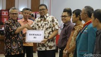 Ketua KPU Arief Budiman menyerahkan berkas hasil penelitian administrasi kepada Anggota Bawaslu Fritz Edward Siregar dan juga kepada 9 perwakilan parpol di Kantor KPU Pusat, Jakarta, Jumat (1/12/2017).