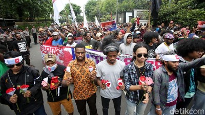Foto: Aksi Tuntut Penutupan Freeport yang Berhias Bintang Kejora