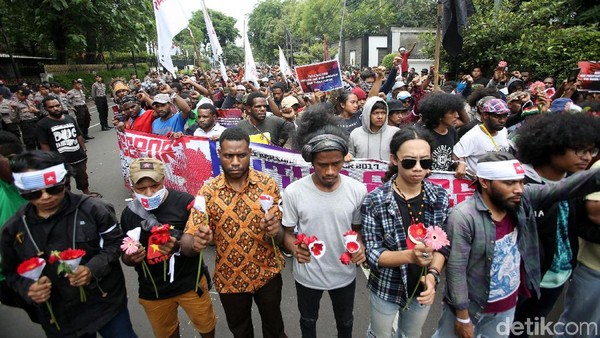 Foto: Aksi Tuntut Penutupan Freeport yang Berhias Bintang Kejora