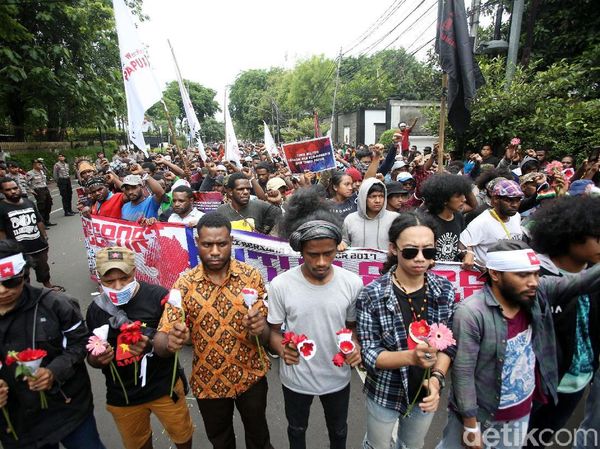 Foto: Aksi Tuntut Penutupan Freeport yang Berhias Bintang Kejora