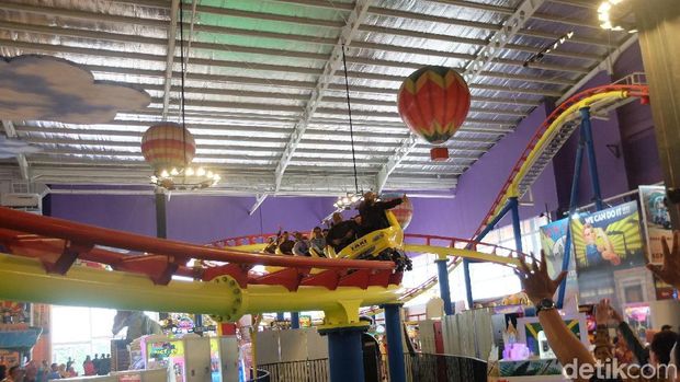 CT dan Bupati Wardoyo Wijaya Jajal Crazy Cab di Transmart Sukoharjo
