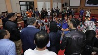 SBY mengunjungi pengungsi banjir Pacitan bersama istrinya, Ani Yudhoyono dan dua anaknya, Agus Harimurti Yudhoyono (AHY) serta Edhie Baskoro Yudhoyono (Ibas). SBY mengungkapkan rasa prihatinnya kepada para pengungsi. (Foto: Anung Anindito)
