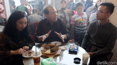Foto: Bertemu di Transmart Sukoharjo, CT dan Gibran Santap Markobar