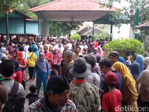 Gerebeg Maulud, Ribuan Warga Berkumpul Sejak Pagi di Keraton Yogya