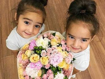 Lucu dan Nggemesin Banget Anak Kembar Perempuan Asal Rusia Ini