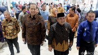 Tampak pula hadir President Director & CEO PT Trans Retail Indonesia, Shafie Shamsuddin Wasino, Komisaris Utama Bank Mega Syariah Mohammad Nuh, Direktur Utama Bank Mega Syariah Emmy Haryanti, dan Komisaris Transmedia Ishadi.