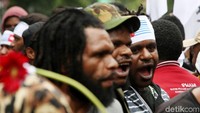 Massa terlihat membawa berbagai spanduk penolakan terhadap PT Freeport Indonesia.