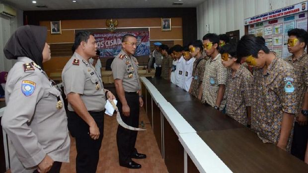 Polres Tangerang Hukum 21 Pelajar Tawuran dengan Sujud ke Orang Tua