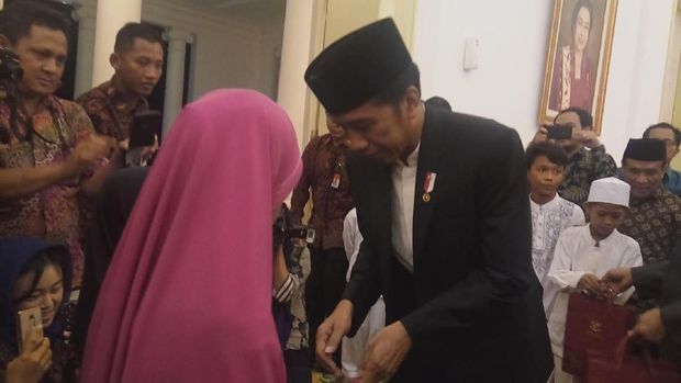 Bagi-bagi Bingkisan ke Anak Yatim, Jokowi: Terus Belajar Ya