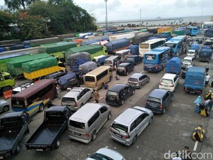 Pelabuhan Merak dan Bakauheni Kembali Dibuka, Kendaraan Antre Panjang