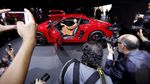 Anggunnya Sharapova di Dalam Porsche Merah