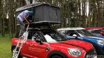 Asyik, Tiduran dalam Kemah di Atap Mobil