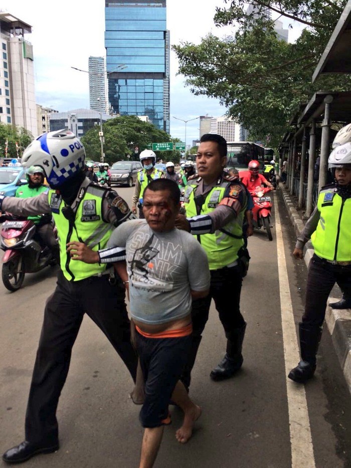 Coba Tusuk Polisi, Seorang Pria Ditangkap