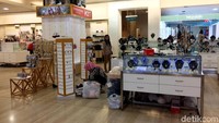 Outlet Matahari di Mal Taman Anggrek ini tampak lengang, karena sebagian besar booth sudah kosong dan hanya terlihat tumpukan kardus. Karyawan terlihat mengangkut kardus dan ada yang membereskan sisa barang dagangan. Selain itu, juga terlihat pembeli yang memilih-milih barang yang tersisa. Tidak ada antrean berarti di kassa atau tempat pembayaran.