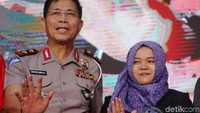 Irjen Royke Lumowa saat berfoto bersama Pemred detikcom Iin Yumiyanti.