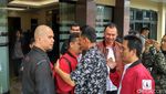Foto: Ahmad Dhani Pulang Bareng Mulan Setelah Diperiksa Polisi
