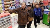 Transmart hadir di Solo dan sekitarnya dengan konsep 4 in 1. Transmart menggabungkan tempat belanja, bermain, bersantap, dan bioskop.