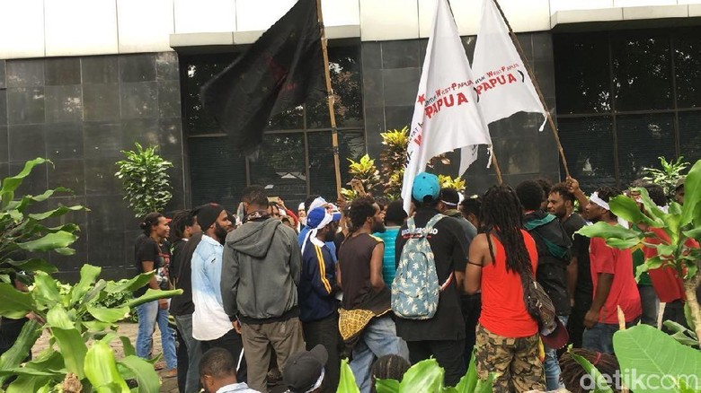 Demo di Hari Libur, Massa di Depan LBH Dibubarkan Polisi Demo di Hari Libur, Massa di Depan LBH Dibubarkan Polisi