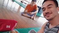 Kalau yang ini lagi berusaha mengambil makanan Joe Taslim. Foto: Instagram Syahril Ramadhan