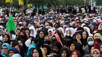 Massa sudah memadati area Monas sejak pagi. Foto: Agung Pambudhy