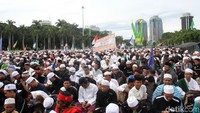 Massa memenuhi area Monas di depan panggung. Foto: Agung Pambudhy
