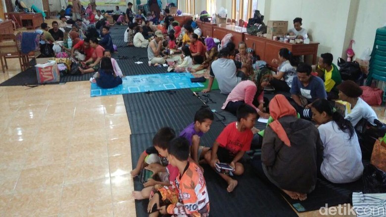 Menjenguk Pengungsian Korban Banjir di Kulon Progo Menjenguk Pengungsian Korban Banjir di Kulon Progo