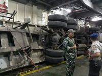 Truk-truk Sempat Terguncang dan Terguling di Kapal Pelabuhan Merak
