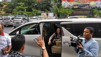 Ahmad Dhani pulang bersama Mulan diantar Alphard putih. Foto: Denita Matondang/detikcom