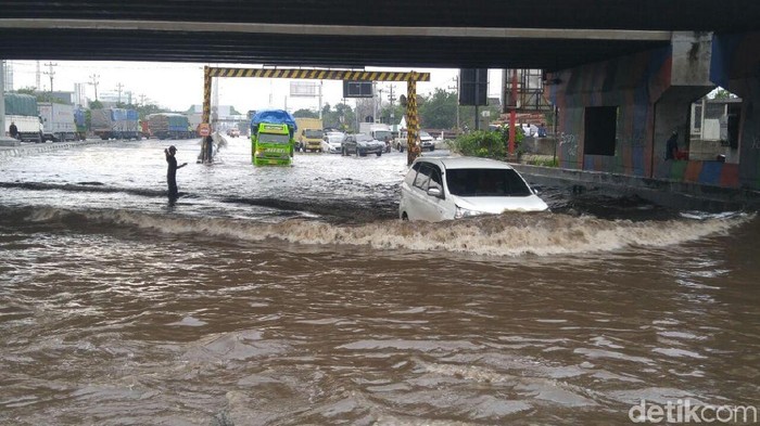 Pantura Semarang Tergenang Banjir, Arus Lalin Tersendat