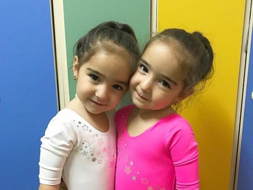 Lucu dan Nggemesin Banget Anak Kembar Perempuan Asal Rusia Ini