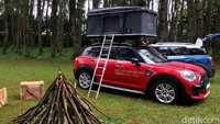 Tangganya terbuat dari aluminium yang bisa dicopot dan disimpan di dalam tenda. Tenda khusus untuk MINI Countryman ini memiliki resleting di bagian luar dan dalam untuk memudahkan kita membuka dan menutup tenda agar tidak kena nyamuk atau digigit binatang lainnya.